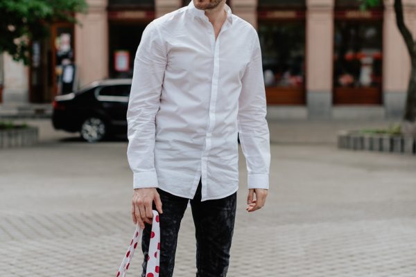Dostrim daruje organizacii cerveny nos vytazok z predaja dostrimiek limitovanej edicie darujem. Na fotke je Juraj Hrcka.